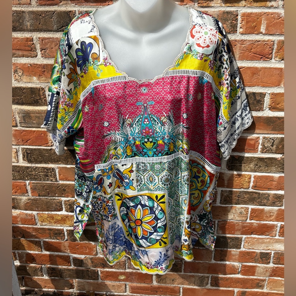 Johnny Was Silk Short Sleeve Shirt Relaxed Fit With Scalloped Edge. SZ Large